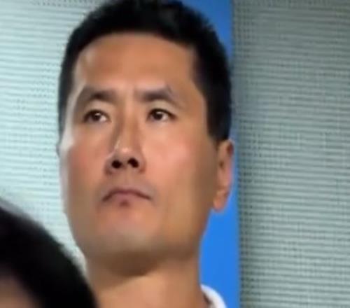 乐鱼平台邵佳一现场观战浙江队vs云南玉昆，时不时与团队成员热聊